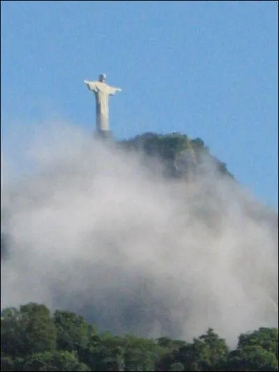 Que représente la statue située au sommet du mont Corcovado, qui domine Rio de Janeiro ?