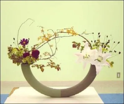 Comment appelle-t-on l'art de la composition florale au Japon ?