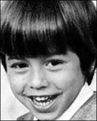 Qui est-ce ce petit garon bien souriant ?