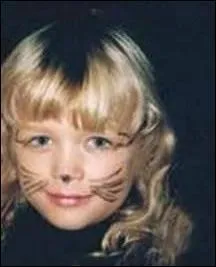 Qui est cette fillette dguise en chat ?