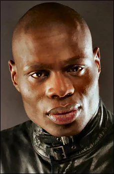 Qui est ce rappeur qui chante Y'a pas d'couleurs et L'impasse ?