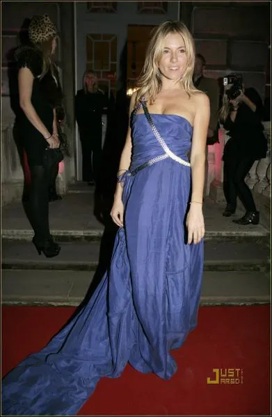 Vite ! Sienne Miller porte une nouvelle robe ! Mais qui peut bien tre ce crateur ?