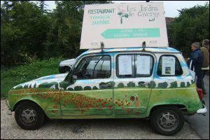 Ce vhicule peint  la faon de Claude Monet est une ...