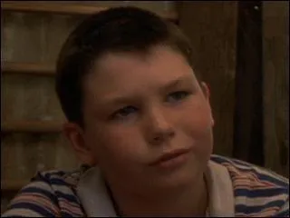 Q'est-ce que ce personnage a enterr sous son perron ?