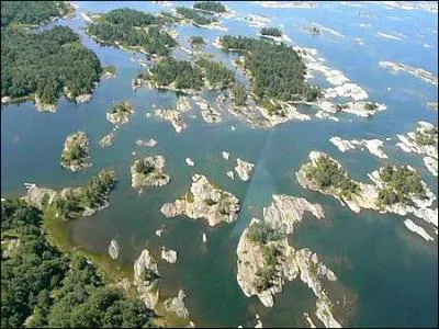 A quel pays appartiennent les îles de l'archipel arctique appelées 'Iles de la Reine-Elizabeth' ?