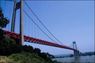 Quel pont suspendu de 1 410 mètres peut-on emprunter vers Le Havre pour traverser l'estuaire de la Seine ?