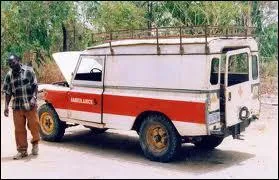 Ambulance africaine (en apparence en panne) du ... .