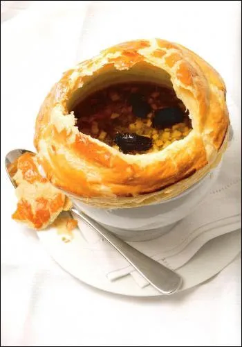 A quel grand cuisinier doit-on la soupe aux truffes noires V. G. E, en l'honneur de Valéry Giscard d'Estaing ?