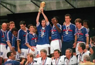 Quel slectionneur a conduit les bleus  la victoire de la Coupe du monde de football en 1998 ?