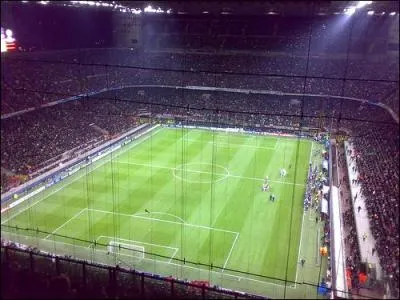 Combien de places possde le stade du Milan AC ?