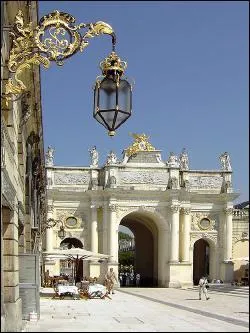 Cet arc de triomphe se trouve dans une grande ville de Meurthe-et-Moselle. Cette ville est la prfecture de ce dpartement. Quelle est cette ville ?