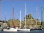 Cette ville se situe dans le dpartement d'Ille-et-Vilaine. Cette ville est le lieu de naissance du marin franais Surcouf. Quelle est cette ville ?