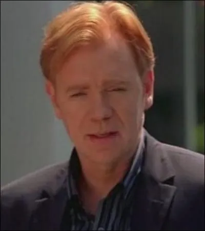 Dans 'les experts  Miami', quel est le tic de Horacio Caine ?