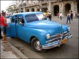 Un rutilant vhicule bleu dans les rues de ... .