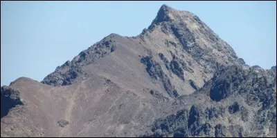 Comment s'appelle le plus haut sommet de Corse qui culmine à 2 706 m ?
