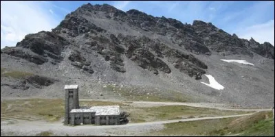 Dans quel massif trouve-t-on le col de l'Iseran ?