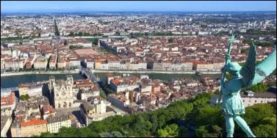 A quelle ville française vous font penser Guignol, le saucisson et l'andouillette ?