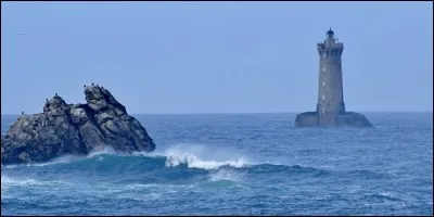 Quelle mer trouve-t-on au large du Finistère ?