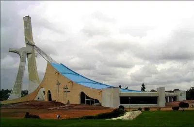 Dans quelle ville africaine trouve-t-on la cathdrale St Paul qui reprsente le pape bnissant ?