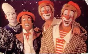 Une grande famille italienne de clowns musiciens :
