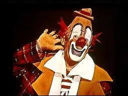 Un clown allemand utilisant une voiture pour ses numros :