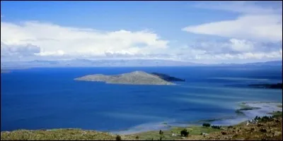 Il est traversé par la frontière entre la Bolivie et le Pérou. De quel lac s'agit-il ?