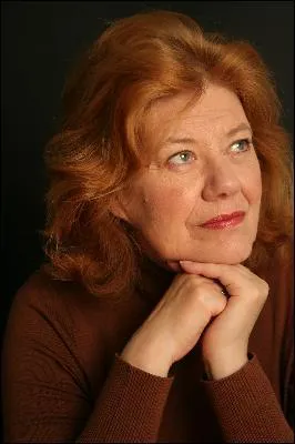 C'est à cet auteur de romans policiers victoriens que l'on doit les personnages de Monk, de Charlotte et de Thomas Pitt.