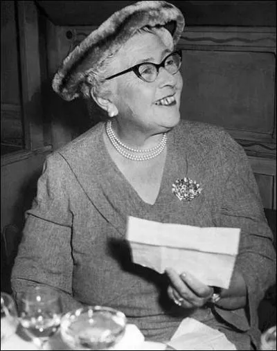 Surnommée la "reine du crime", cette Anglaise est représentée dans ses romans par le personnage secondaire d'Ariadne Oliver.