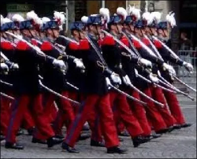 À Saint-Cyr-l'École, se trouvait l'école militaire prestigieuse. Pendant la guerre de 39/45, elle fut détruite et transférée à...
