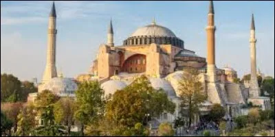 Quelle basilique fut transformée en mosquée puis en musée à Istanbul ?