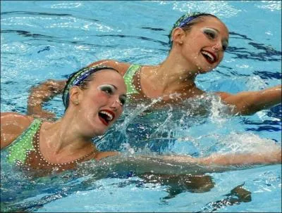 Sophie et moi, ____ nageons trs bien.