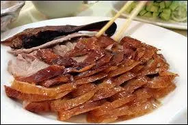 On trouve souvent cette volaille au restaurant chinois, c'est...