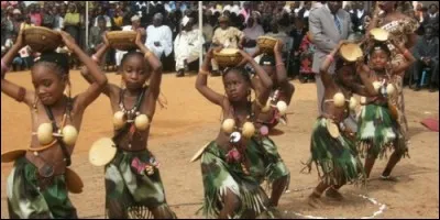 Laquelle de ces tribus africaines existe réellement ?