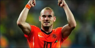 Sneijder n'a pas russi  s'imposer dans quel club ?