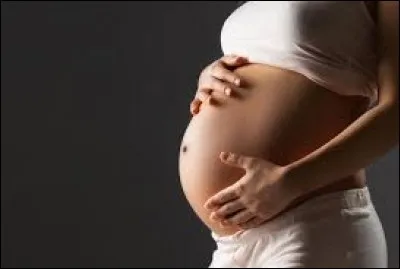 Vous êtes assis dans un transport en commun. Une femme enceinte monte. Que devez-vous lui dire ?