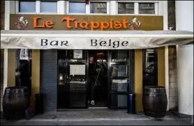 Toujours en compagnie de la dame, vous entrez dans un lieu public (restaurant, casino, bar, etc... ), vous devez :