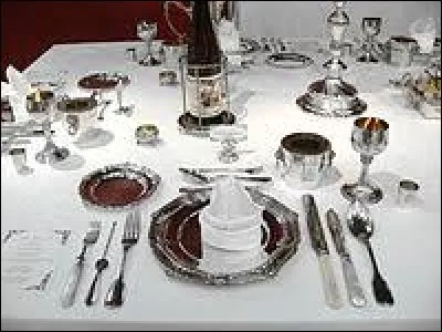 Au début du repas, vous avez plein de couteaux et plein de fourchettes... Pour vous y retrouver, par rapport à l'assiette, vous devez les utiliser :