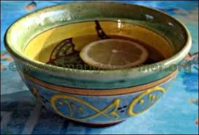 Que devez-vous faire si vous venez de manger des crustacés et que la maîtresse de maison arrive avec un liquide qui sent le citron ?