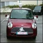 Quelle est la marque de cette voiture ?