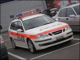 Plus modeste, une Saab de la police...
