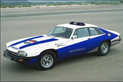 Dans les annes 90, ce coup Jaguar a quip la police de...