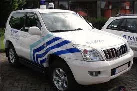 Une Toyota land Cruiser de la police...