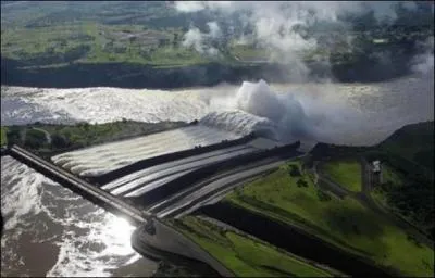 Le barrage des Trois Gorges se trouve sur le Fleuve Bleu, c'est--dire... ?