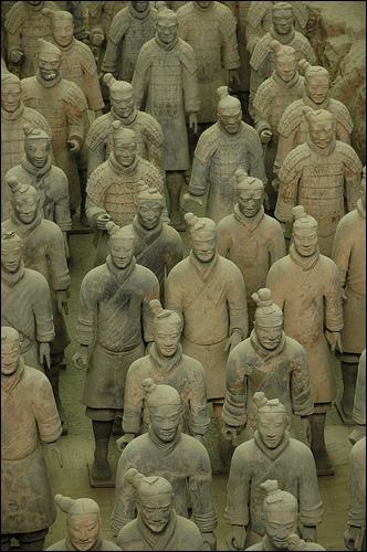 L'armée de terre cuite a été découverte près de Xi'an par un agriculteur en 1971. Elle date du -IIIème siècle et servait de décoration pour la sépulture du premier empereur de Chine : lequel ?