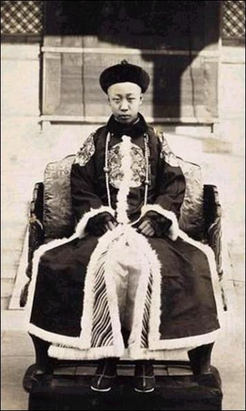 Quel membre de la dynastie Qing est le dernier empereur chinois (de 1908 à 1912, puis de 1932 à 1945) ?