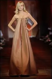 Qui a chant 'j'ai connu bien des filles parmi les plus belles, celles qui scintillent, qui font des tincelles' ?