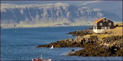 L'essentiel des ressources de ce pays vient de la mer. De quel pays s'agit-il ?