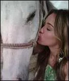 Comment s'appelle le cheval de Miley Cyrus ?