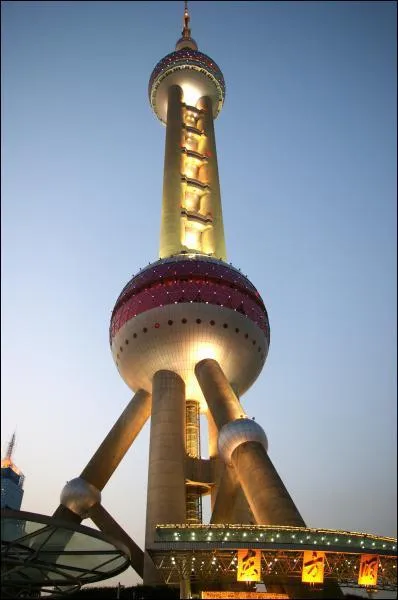 Qu'abrite la Pearl Tower, haute de 460m et situe dans le nouveau quartier d'affaires de Shangha ?
