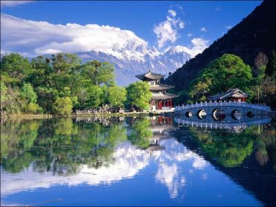 Le Lac du Dragon noir se trouve dans la province du Yunnan. Où est située cette province et quelle est sa particularité ?